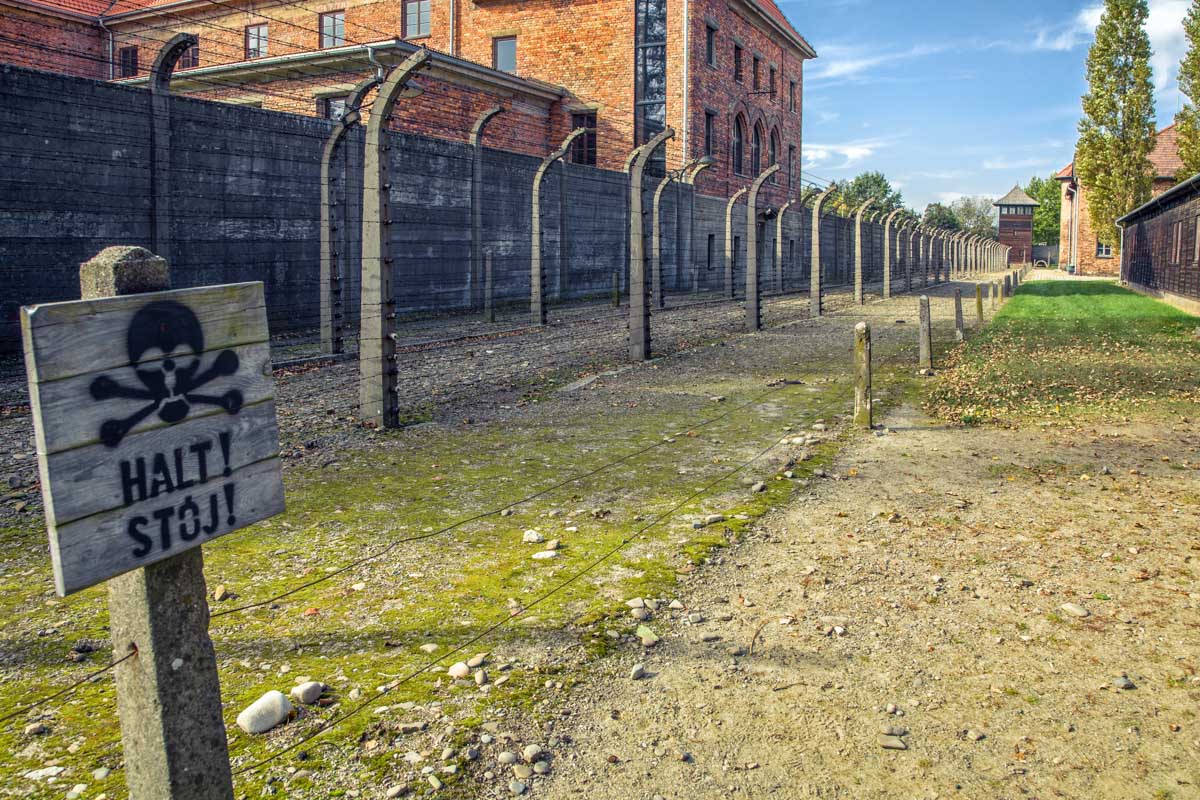 Panneau "halt!" en visite au camp d'Auschwitz Birkenau