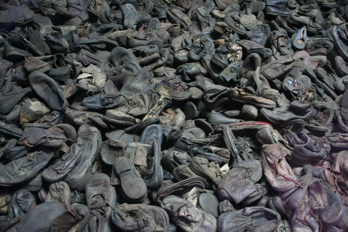 Tas de chaussures à Auschwitz