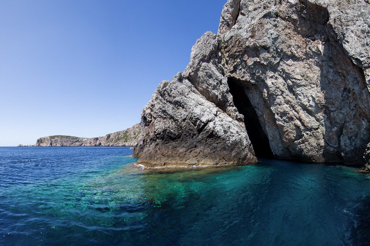 Entrée de la grotte bleue de Bisevo en Croatie