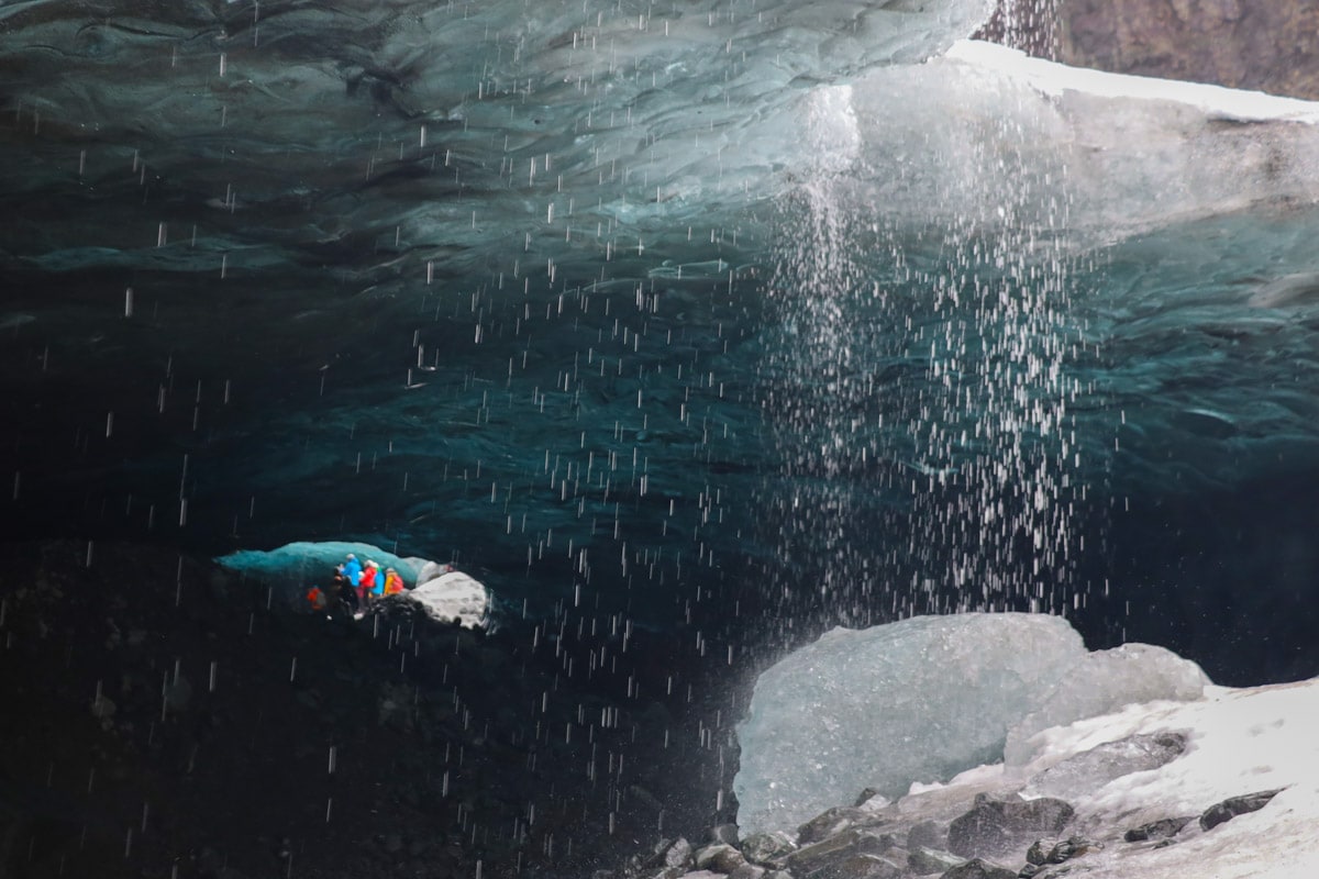 Entrée d'une grotte de glace en Islande