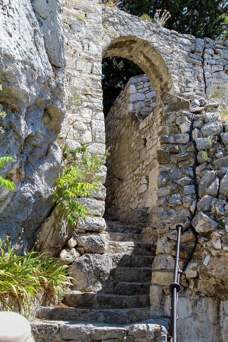 Mur de la forteresse Mirabela à Omis en Croatie
