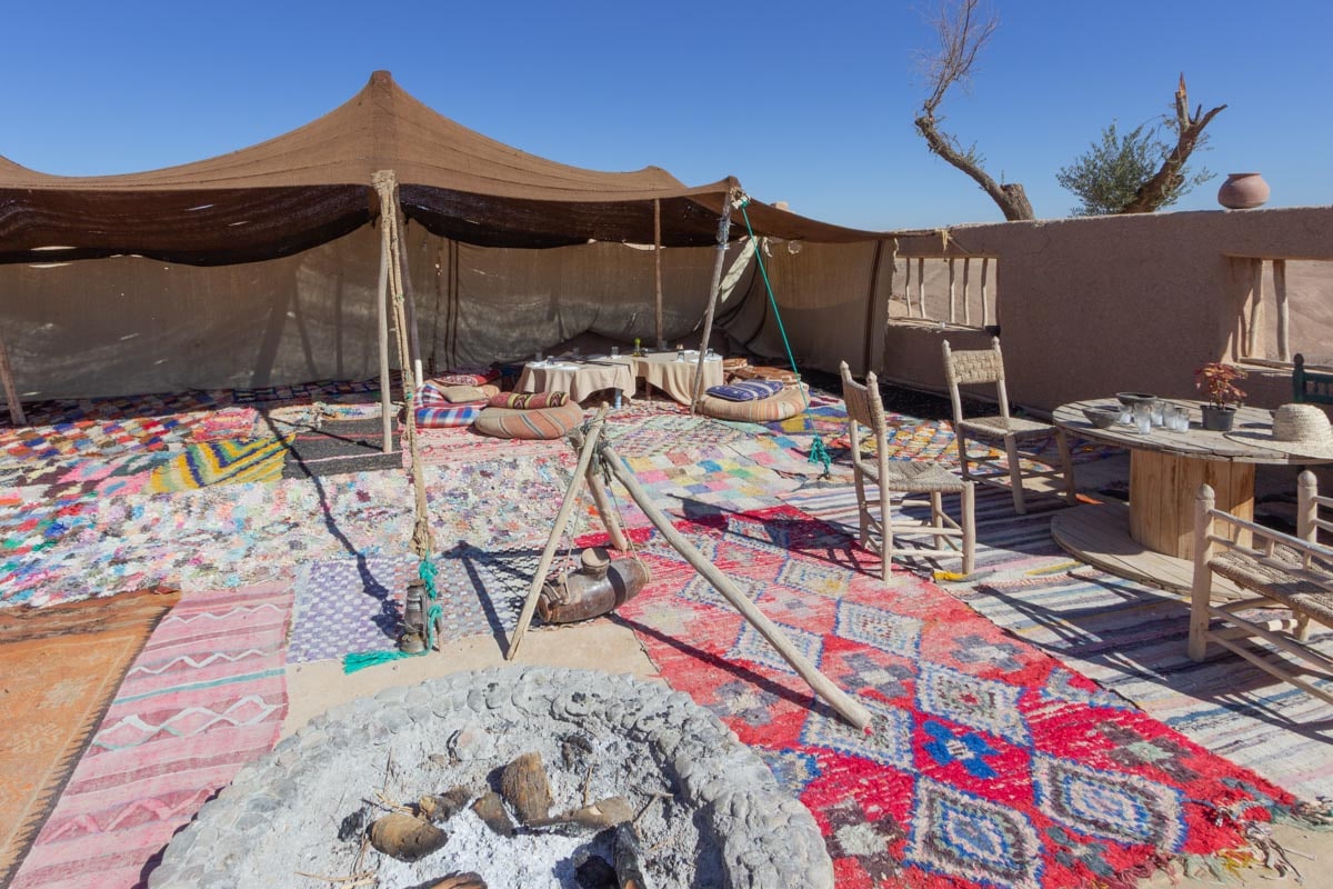 Pause thé dans une tente berbère au coeur du désert d'Agafay