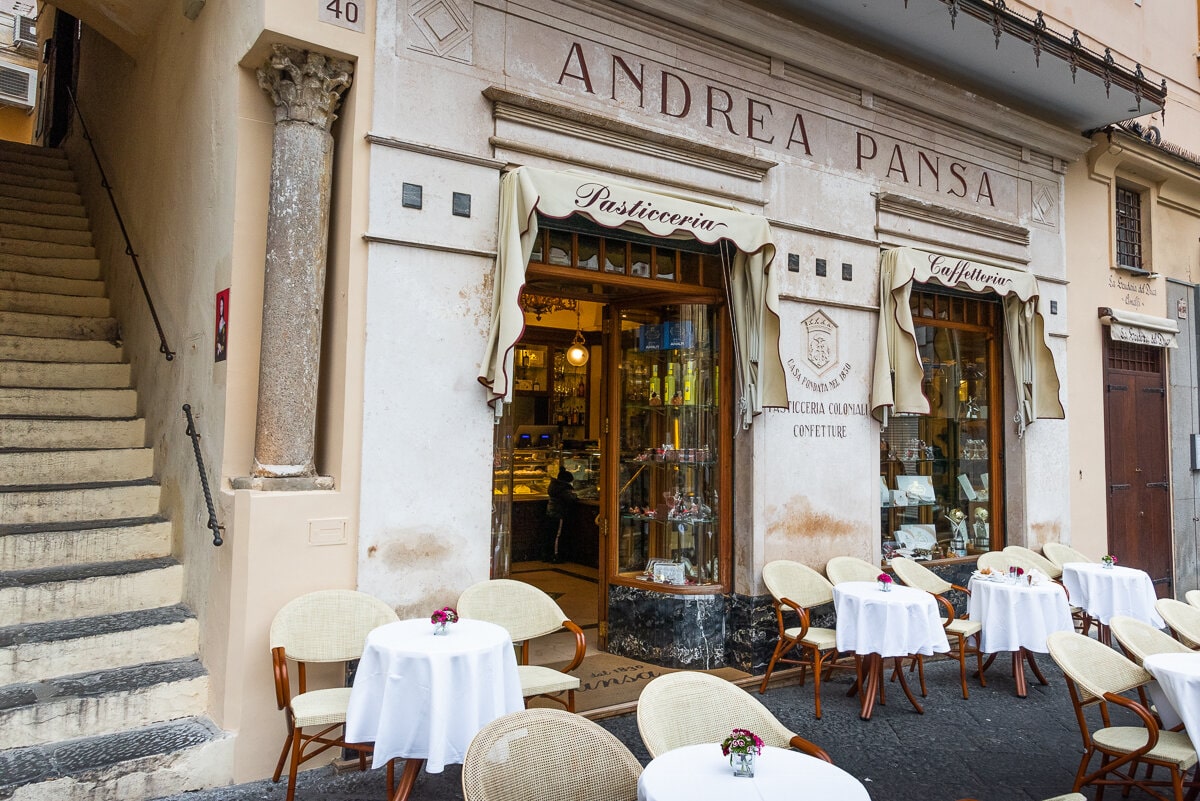 Café sur la Piazza Duomo, à Amalfi
