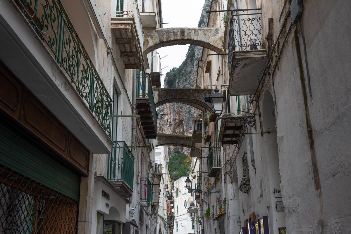 Arcades dans les rues d'Amalfi, en Italie