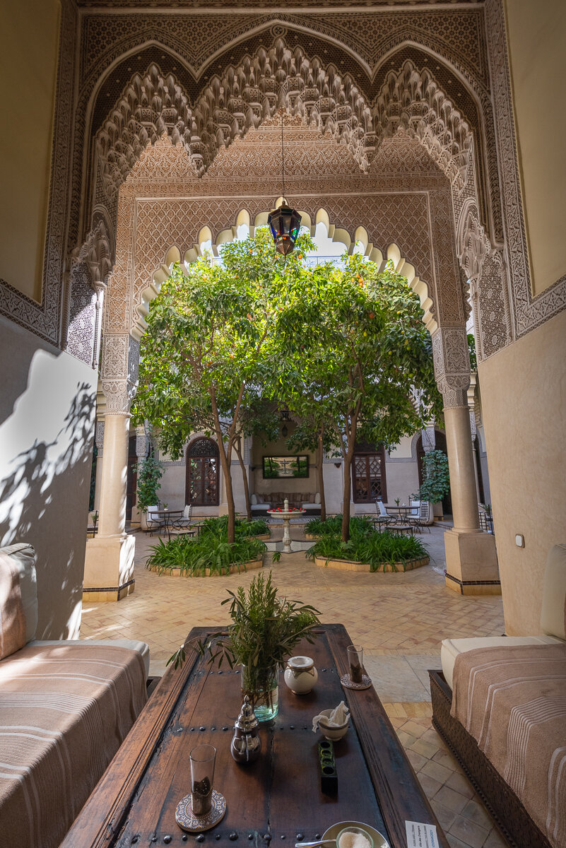 Accueil dans le patio d'un riad à Marrakech