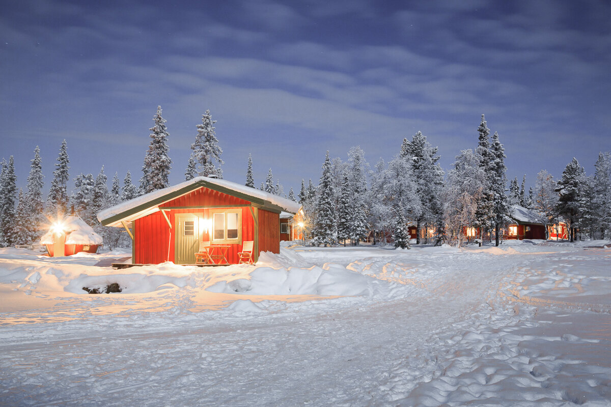 Cabane dans un paysage hivernal à Kiruna