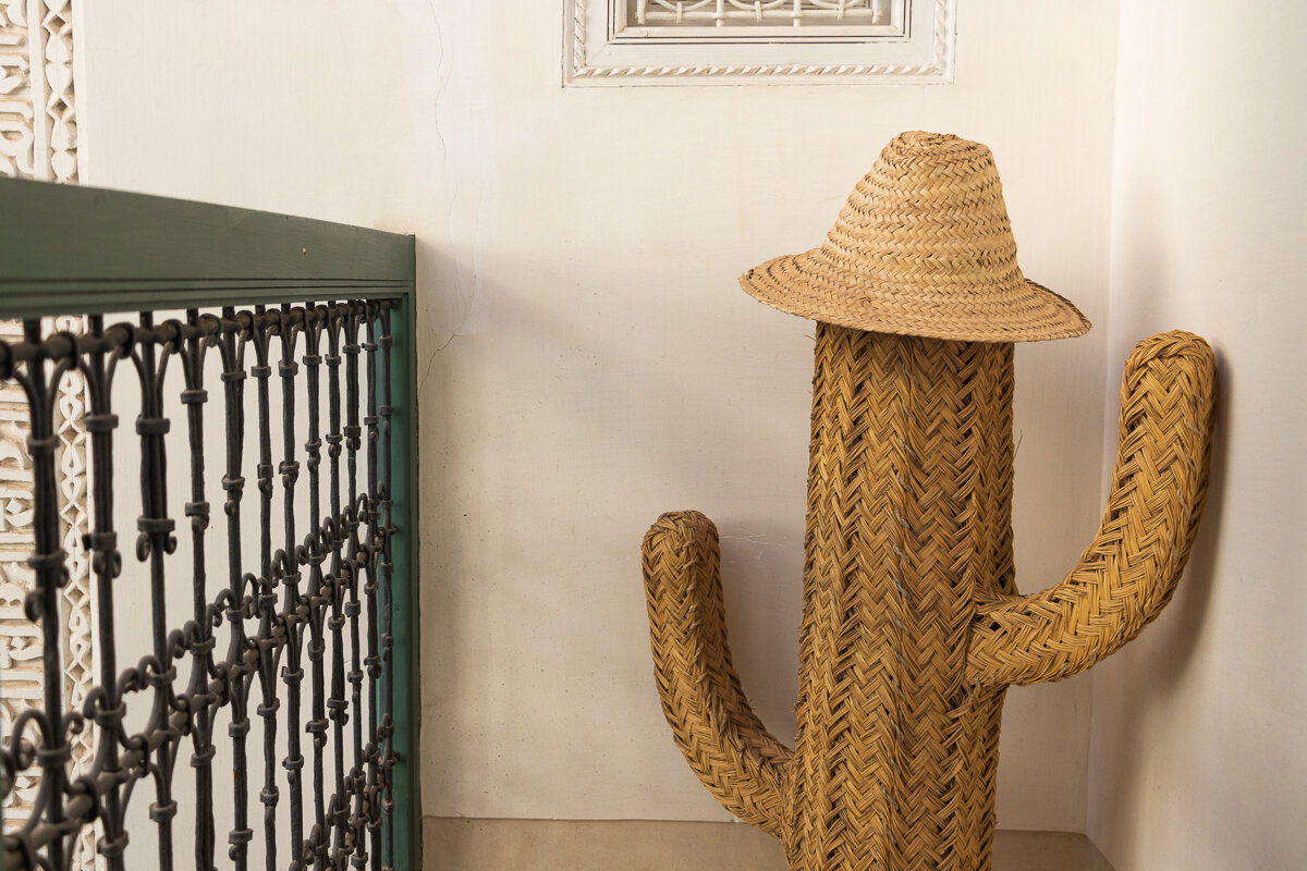 Décoration avec un cactus dans un riad à Marrakech