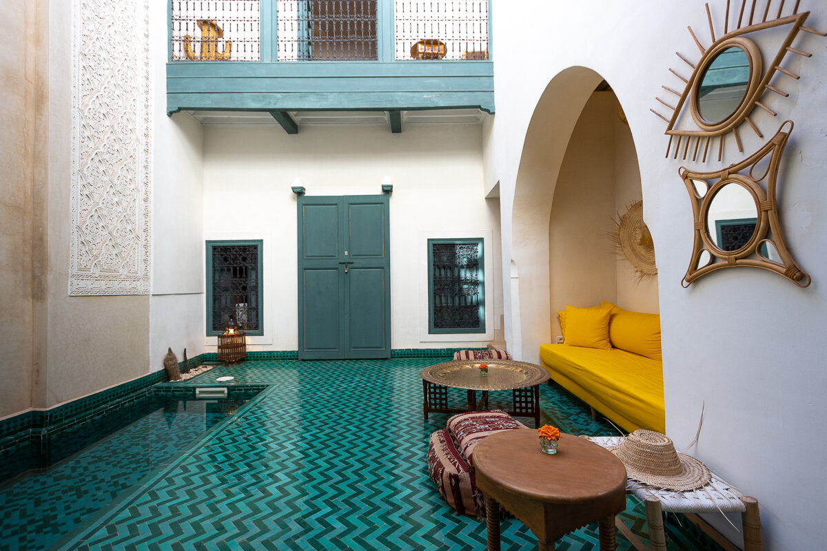 Patio coloré dans le riad dar Barraka à Marrakech