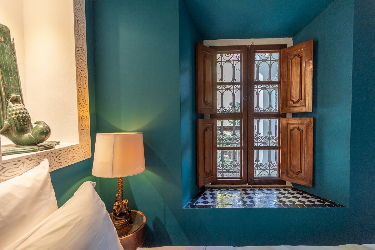 Fenêtre dans une chambre d'un riad à Marrakech