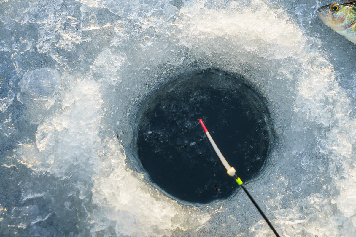 Trou dans la glace pour pêcher