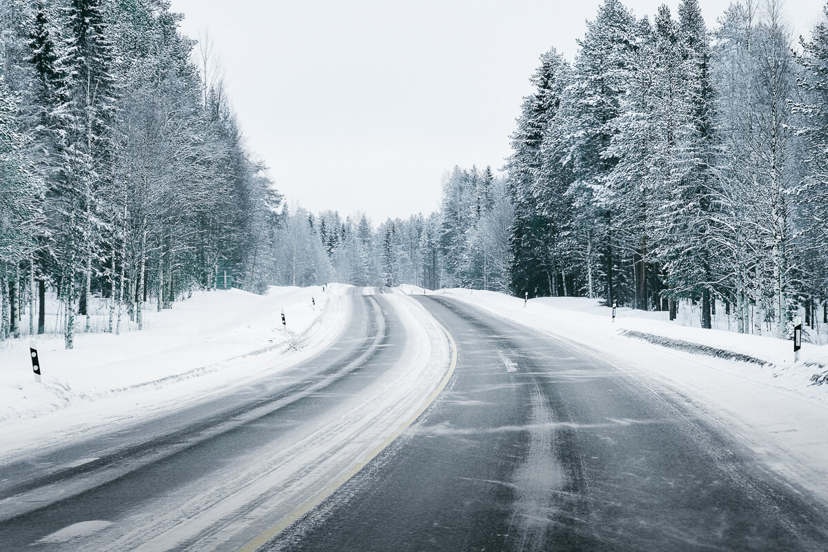 Route enneigée près de Rovaniemi en hiver