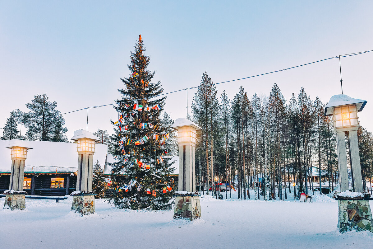 Village du Père Noël sous la neige à Rovaniemi