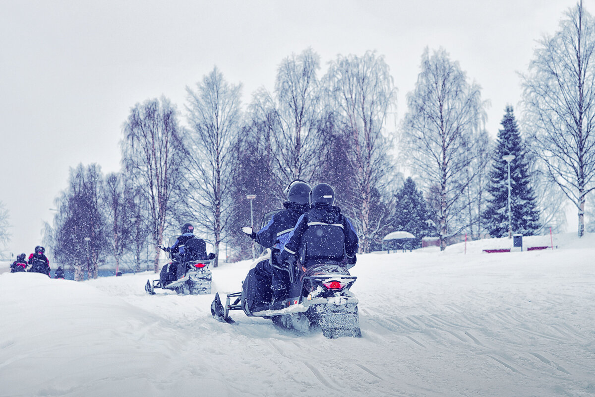 Vue sur des motoneiges à Rovaniemi