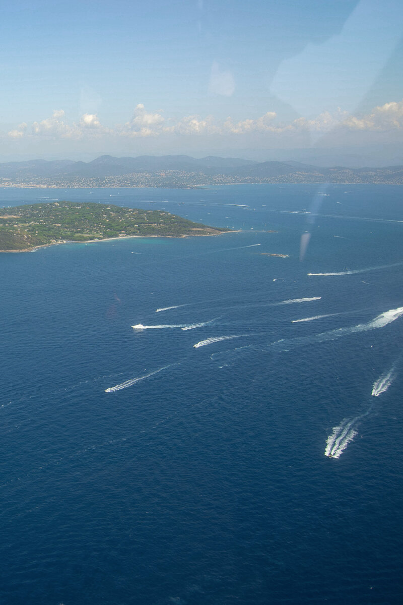 Vue aérienne de bateaux durant un tour en hélicoptère à Saint-Tropez