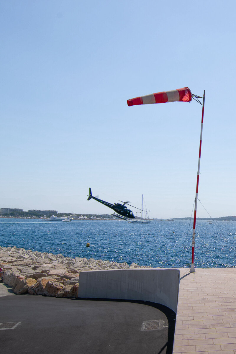 Décollage pour un tour en hélicoptère à Cannes