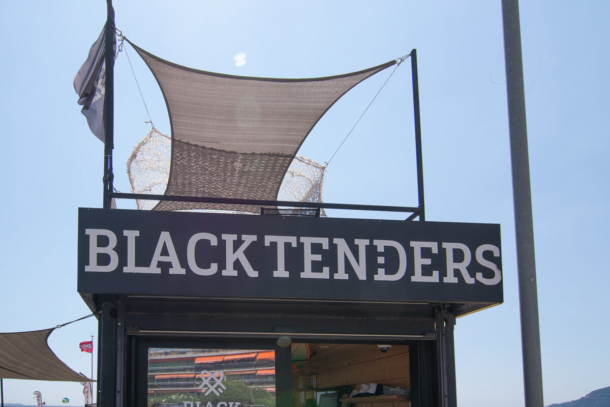 Enseigne de l'agence Black Tenders à Cannes