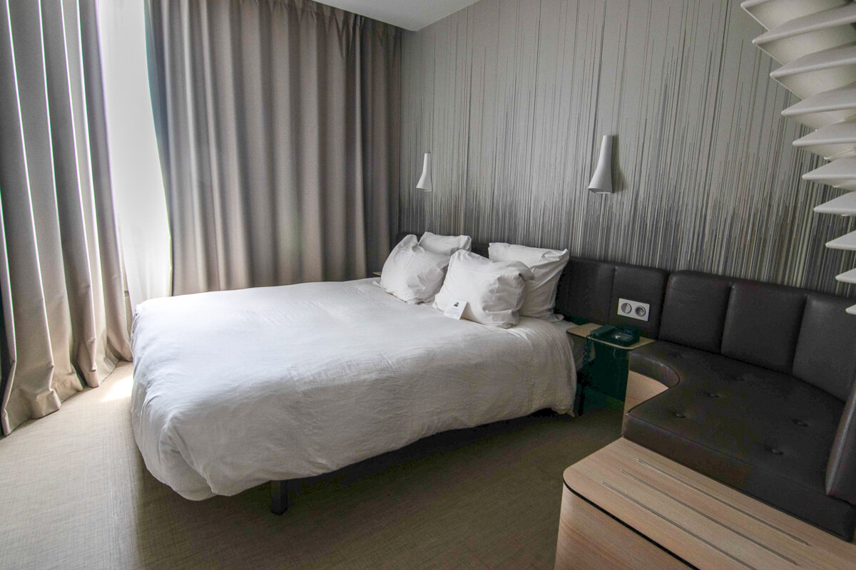 Chambre dans l'hôtel Okko à Cannes