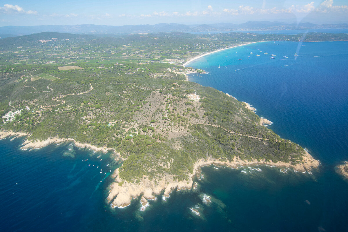 Littoral près de Saint-Tropez en vue aérienne depuis un hélicoptère