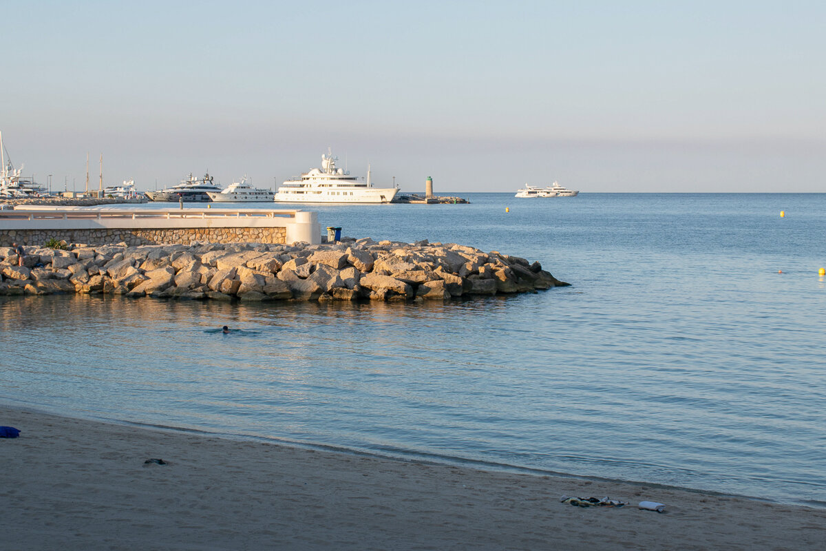 Mer avec bateaux à Cannes