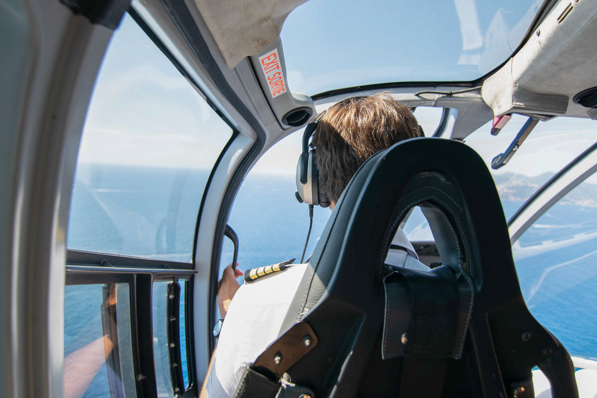 Pilote dans l'hélicoptère à Cannes