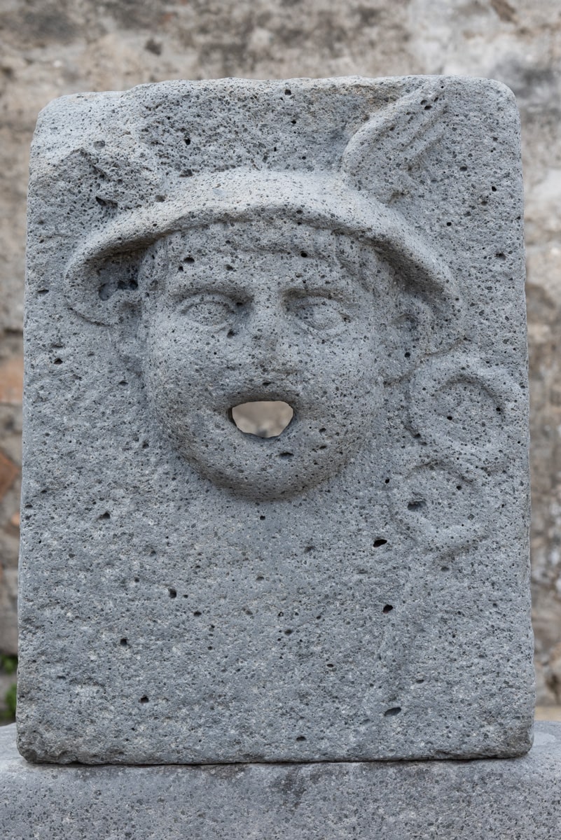 Bas-relief du visage de Mercure Hermès à Pompéi