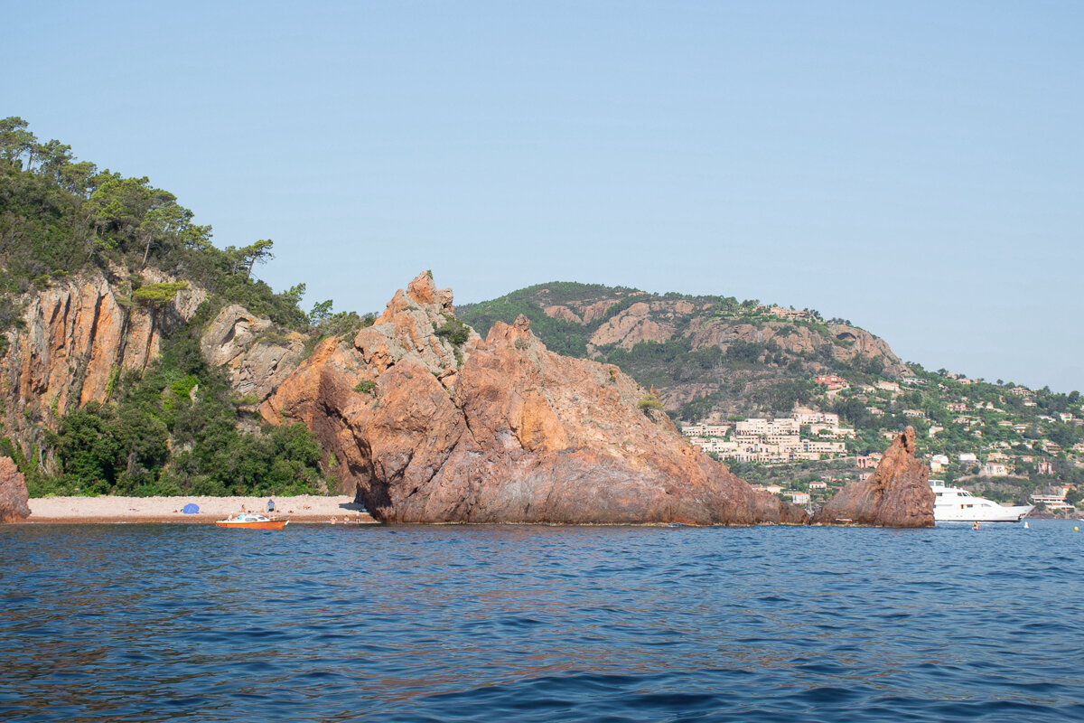 Roche rouge sur le littoral près de Cannes