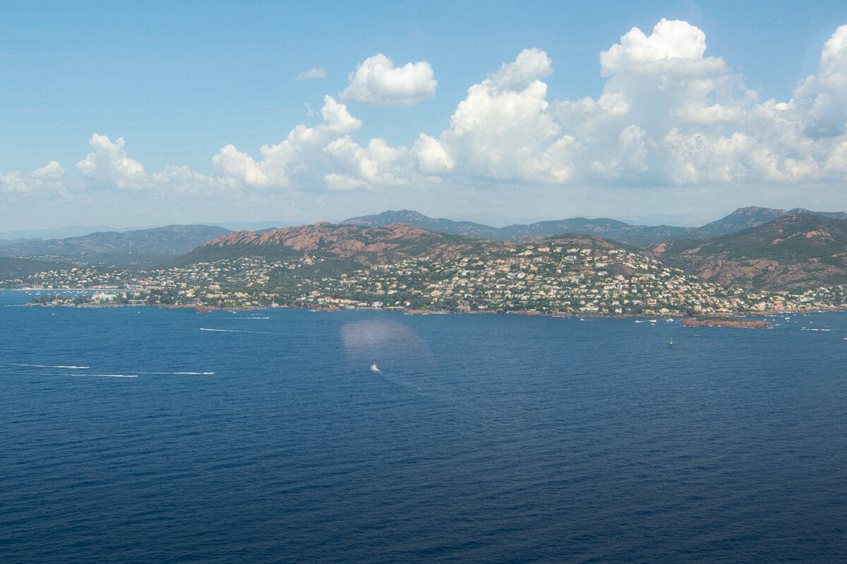 Vue aérienne sur la côte durant le baptême en hélicoptère à Cannes