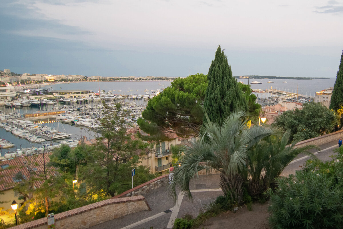 Vue sur le port de Cannes depuis le château