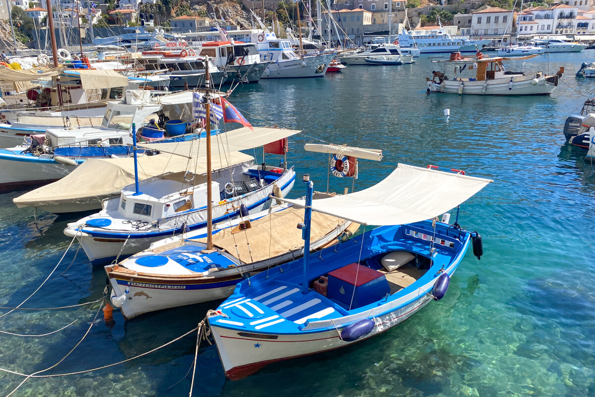 Bateaux dans le port d'Hydra en Grèce