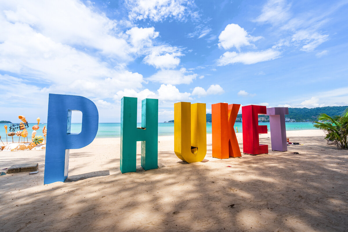 Lettres formant le mot Phuket sur la plage
