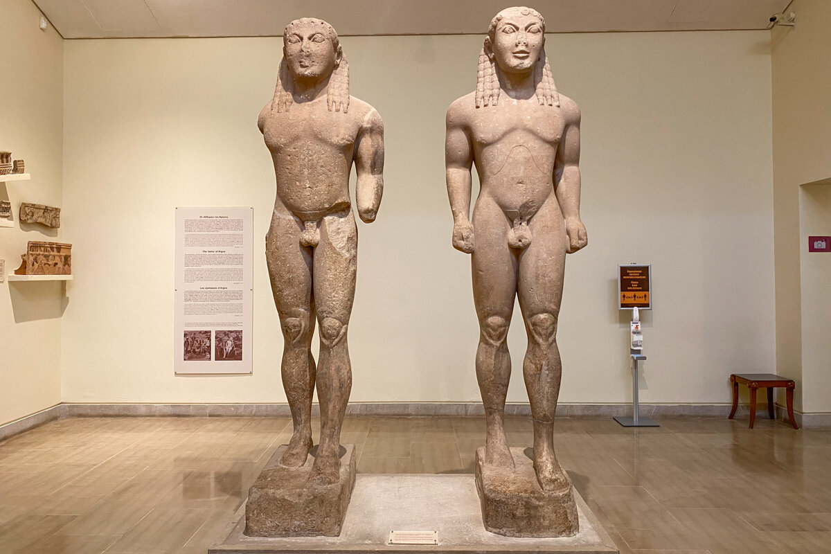 Statues dans le musée de Delphes
