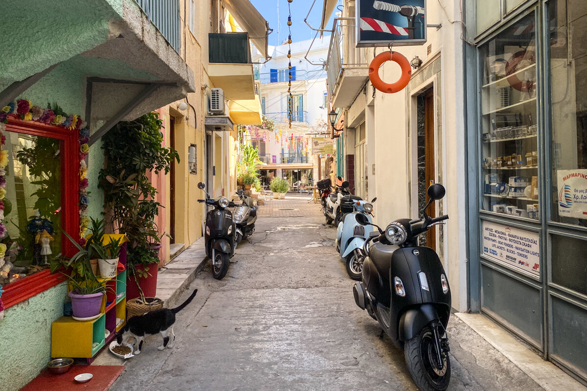 Ruelle commerçante sur l'île d'Egine en Grèce