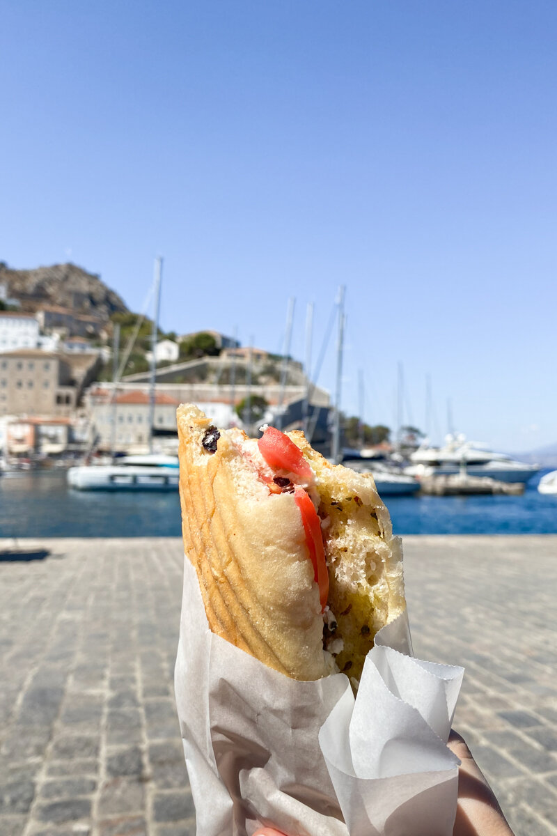 Sandwich mangé sur le pouce durant l'excursion aux îles saroniques depuis Athènes