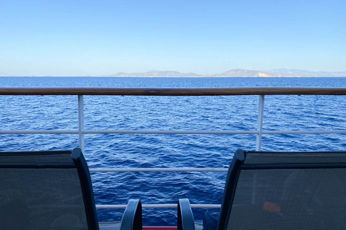 Vue sur la mer depuis le bateau lors d'une excursion dans les îles Saroniques
