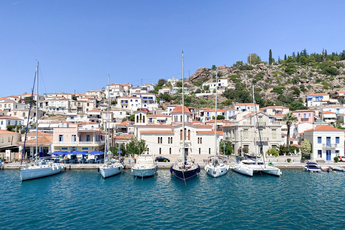 Vue sur Poros depuis le bateau de l'excursion aux îles Saroniques depuis Athènes