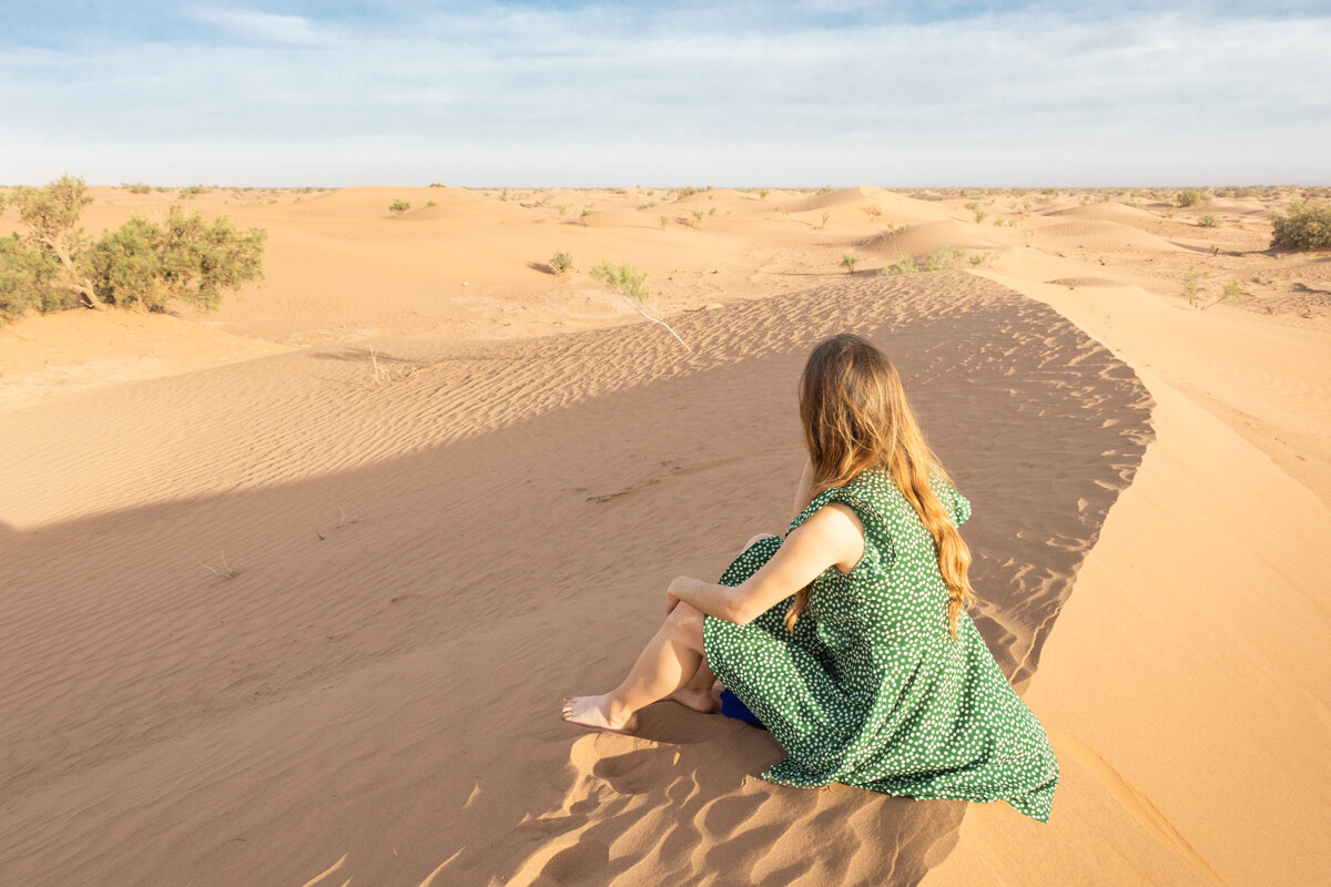 Contemplation du paysages dans les dunes du désert