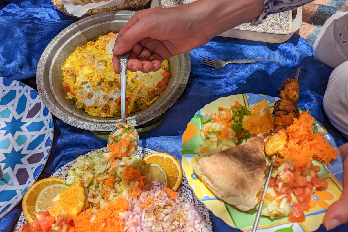 Crudités et brochettes pour le repas durant un trek dans le désert au Maroc