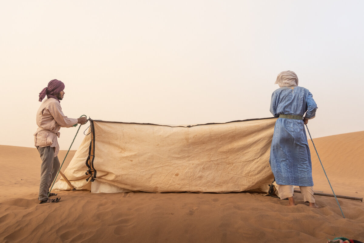 Installation de la tente pour la nuit durant le trek dans le désert au Maroc