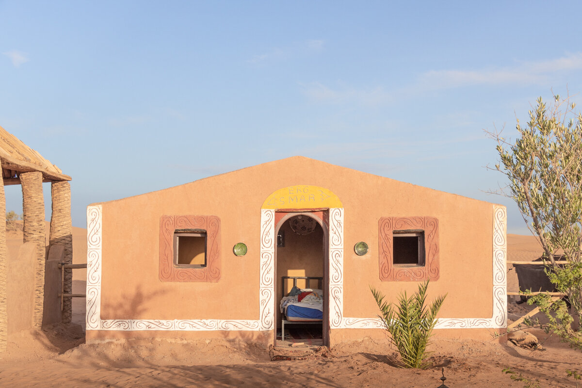 Petite maison où dormir dans le camp fixe au bord du désert