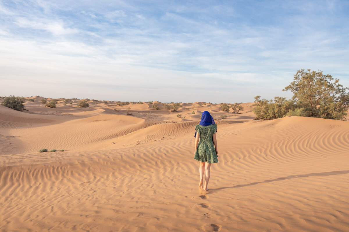 Marche au petit matin dans le désert du Maroc