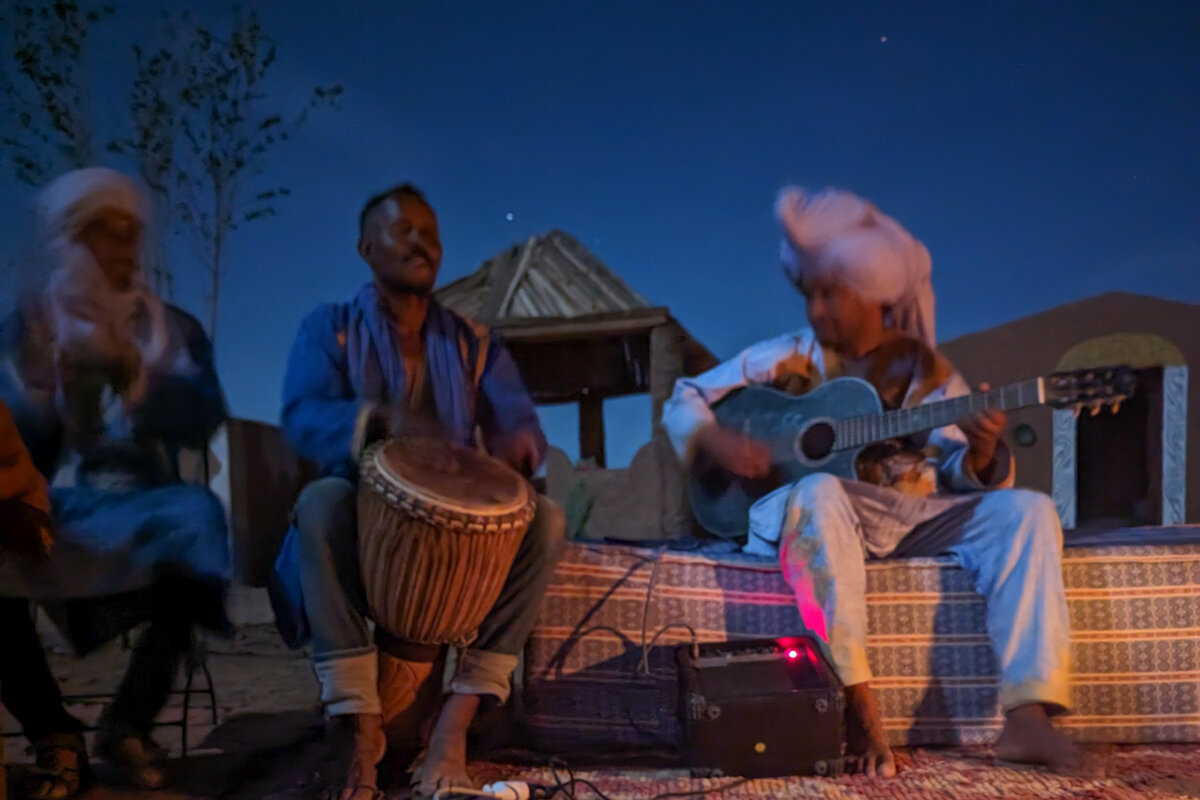 Musique en soirée dans un camp au Maroc