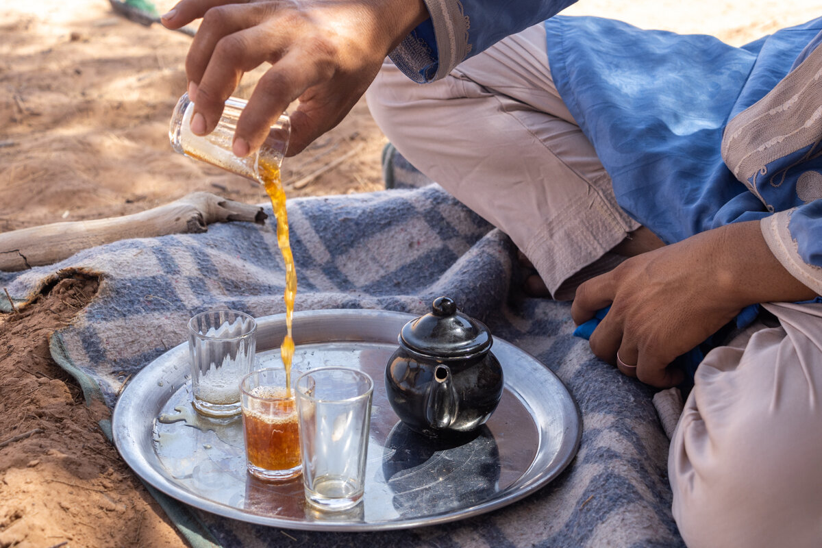 Préparation du thé lors d'un trek dans le désert au Maroc