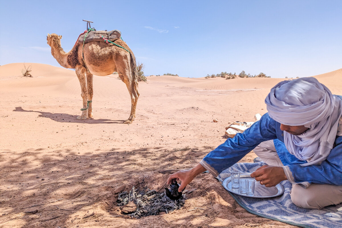 Préparation du thé dans le désert de Mhamid