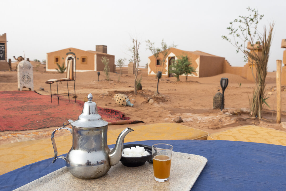 Thé d'accueil dans le camp au bord du désert
