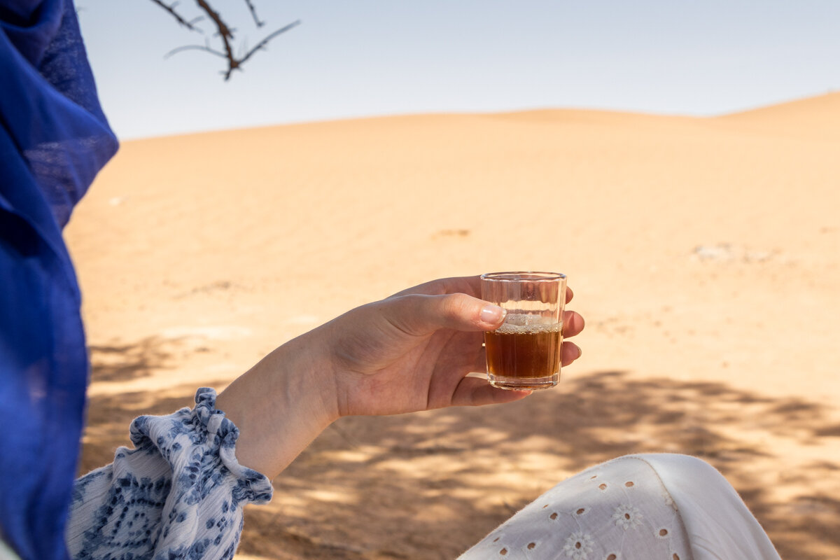 Prendre le thé à l'ombre d'un tamaris dans le désert