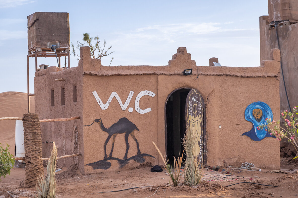 WC dans le camp au bord du désert au Maroc