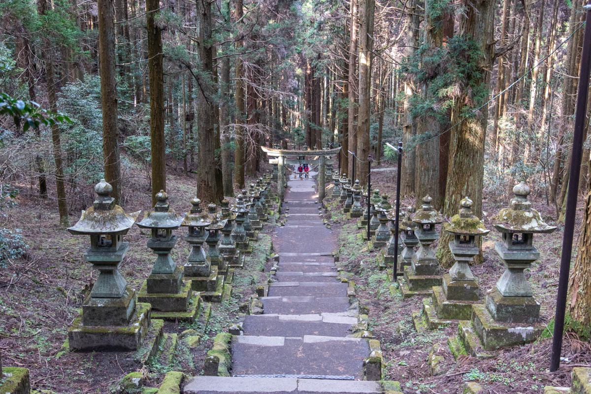 mont-aso-sanctuaire-kamishikimi-marches