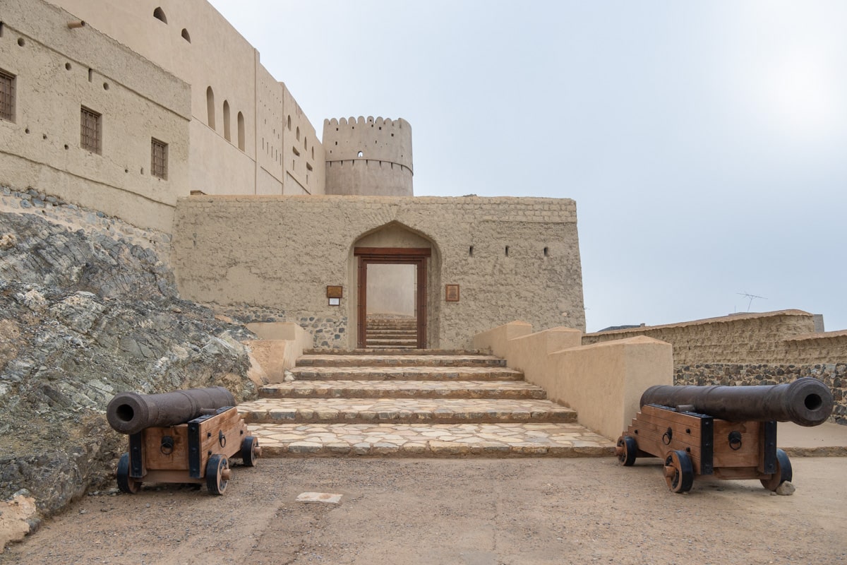 Canons devant le fort de Bahla, Oman