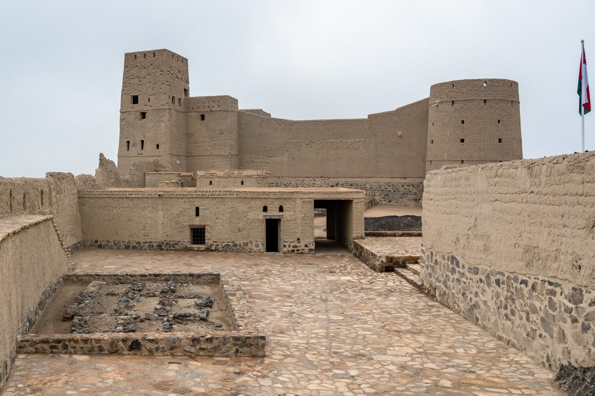 Intérieur des remparts du fort de Bahla