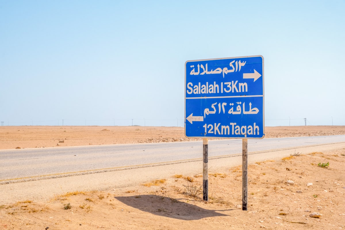panneau de circulation sur une route à Oman